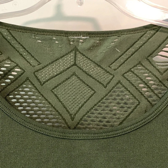 Fabletics - seamless fitness top, cutout details - Picture 3 of 7